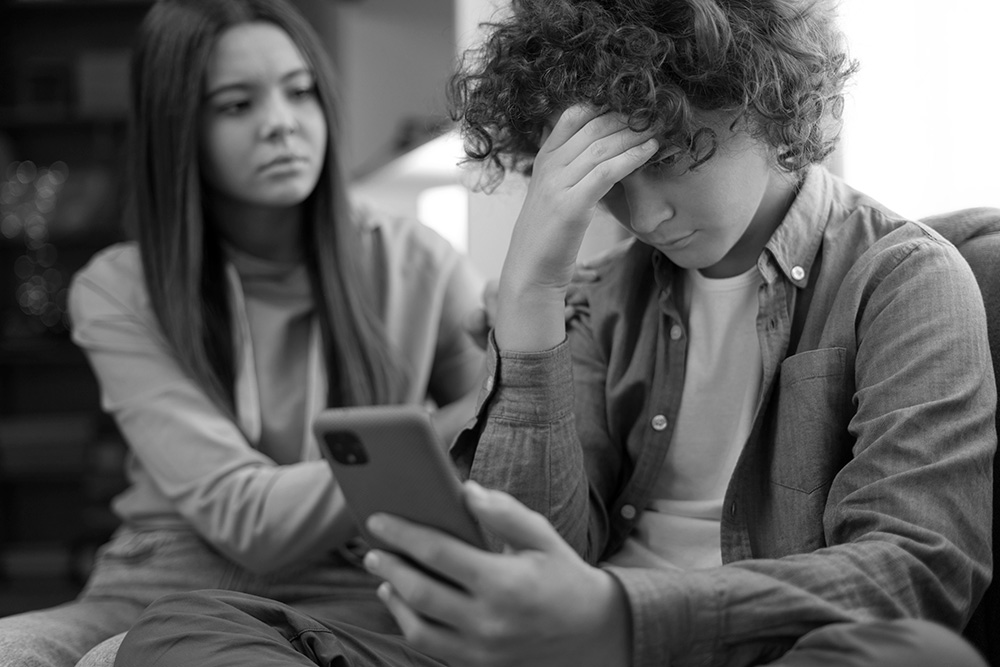 adolescente triste de tiro medio sendo vitima de cyberbullyingpeb